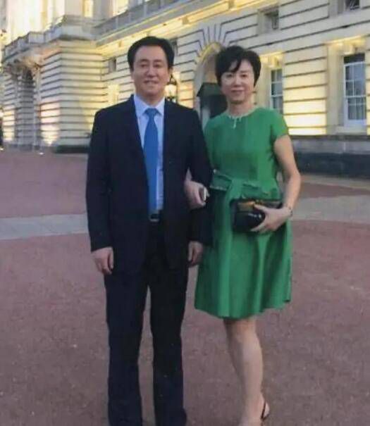 老师掀起裙子让我把j放进去