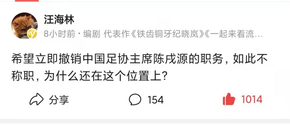 酒吧和女朋友拍照